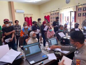 Jelang Lebaran Penerima Bantuan Tunai PKL, Warung dan Nelayan Wajib Vaksin Di Polresta Mataram