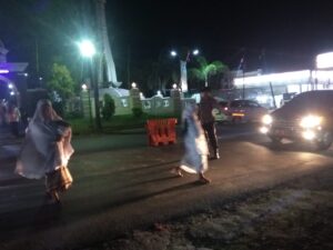 Berikan Rasa Aman Dan Nyaman Bagi Masyarakat, Polsek Kopang Lakukan Pengamanan Dan Gatur Lalin Saat Shalat Tarawih