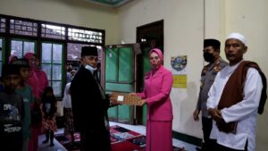 Indahnya Berbagi, Kapolres Lombok Tengah Dan Ibu Ketua Bhayangkari Cabang Loteng Berikan Santunan Pada Anak Yatim