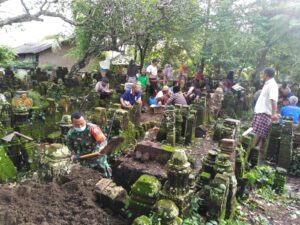 Bentuk Kepedulian Terhadap Warga, Babinsa Teruwai Bantu Gali Kubur