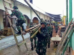 Karya Bhakti TNI Satkowil Kodim Loteng di Masjid Nurul Iman Praya Sebagai Wujud TNI Membantu Masyarakat