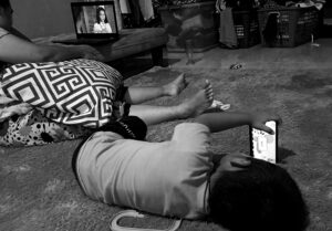 Sebaiknya Kurangi Mendidik Anak Dengan Handpone, Karena Tidak Bagus Buat Perkembangan Si Kecil