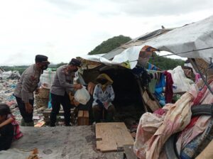 Kapolda NTB Salurkan Bansos, Sasar Masyarakat di TPA Kebon Kongok
