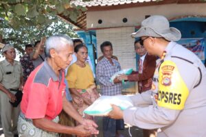 Ratusan Nelayan Di Awang Dapat Bantuan Sembako Dari Polres Loteng