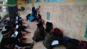 Kekurangan Ruang Kelas, Siswa MI NW di Jonggat Belajar di Pelataran Kelas