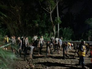 Dit Samapta Polda NTB dan BPBD Berhasil Buka Tiga Ruas Jalan Yang Tertimbun Longsor