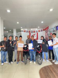 Bupati Serahkan Hadiah Sepeda Motor Kepada Juara Kerjurprov Motor Cross