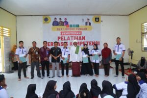 Bupati Santuni Anak Yatim Piatu dan Tutup Kegiatan Pelatihan di BLK Lombok Tengah