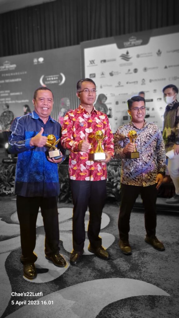 Bambang Supratomo Raih Penghargaan TOP CEO BUMD 2022
