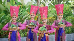 Tarian Unik Kabupaten Lombok Utara Hibur Penumpang di Bandara Internasional Lombok