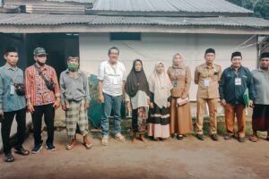 Kunjungi Siswa yang Lulus Beasiswa kedoteran, Bupati Lombok Lengah didampingi Camat Jonggat.