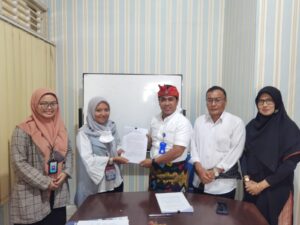 Dirut PDAM Loteng Beri Bantuan Kepada Santri Penghafal 30 Juz Alquran