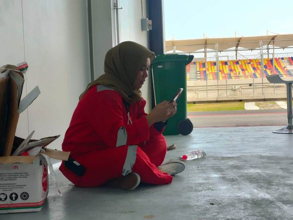 Seorang IRT Menikmati Kerjaannya Sebagai Marshal di Sikruit Mandalika