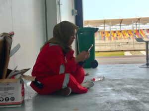 Seorang IRT Menikmati Kerjaannya Sebagai Marshal di Sikruit Mandalika