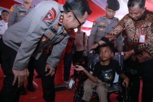Polda NTB Salurkan Bantuan Untuk Penyandang Disabilitas dan Lansia