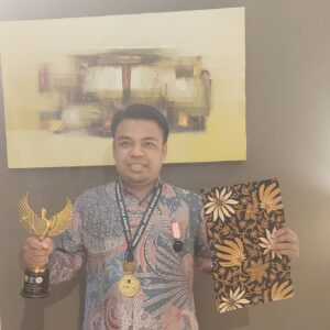 Kades Darmaji Lombok Tengah Raih Penghargaan Academy dan Paralegal Justice Award 2023