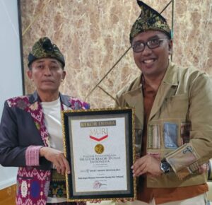 Buku Dengan Judul Dende Mandalika Dapat Rekor MURI, Bupati Loteng Beri Apresiasi