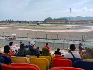 Bukan Orang Lokal Saja, Dari Luar Daerah Bahkan Turis Asing Nonton Track Day di Sirkuit Mandalika