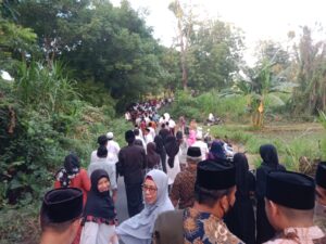 Ratusan Masyarakat Hadiri Pemakaman Asisten III Setda KLU, Drs. H. Raden Nurjati M.Si.