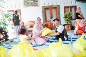 Hj Aryani Salurkan Bantuan Terhadap Penyandang Disabilitas di KLU