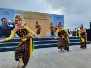 Tari Gandrung Pukau Peserta Shell Eco-marathon 2023 di Sirkuit Mandalika