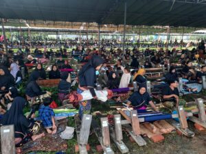 Sekitar 2023 Penyesek Ramaikan Begawe nyesek di Desa Sukarara