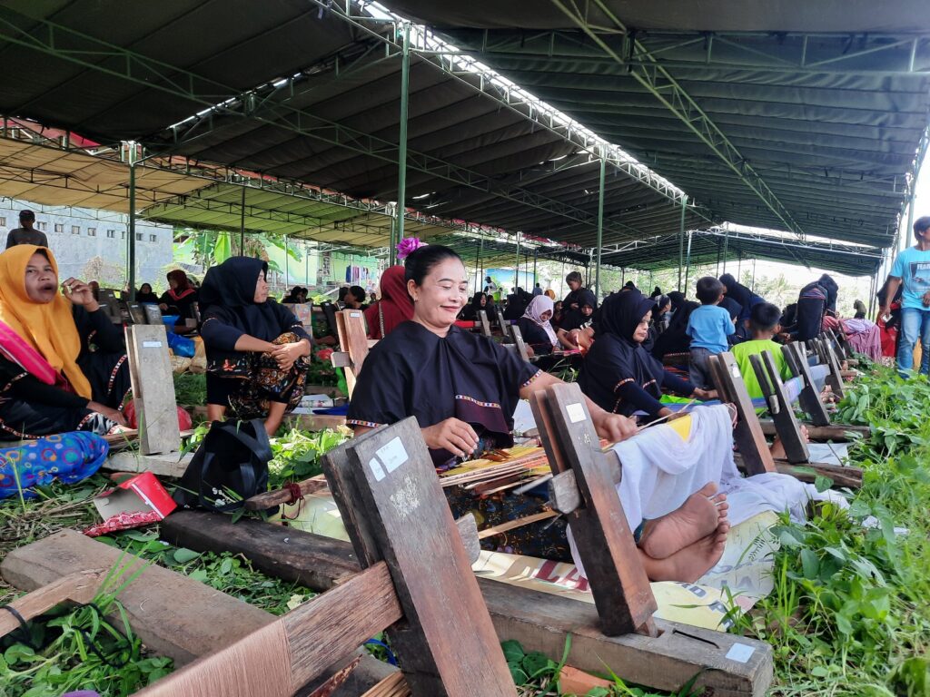Begawe Nyesek Pecahkan Rekor MURI di Depan Para Fashion Designers Dunia