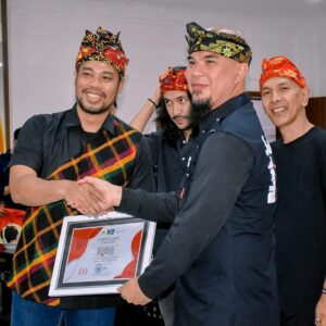 Wabup KLU Serahkan Plakat Kepada Group Band Dewa 19