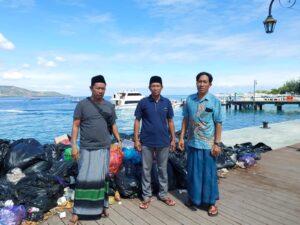 Warga Keluhkan Tumpukan Sampah di Dermaga Gili Air