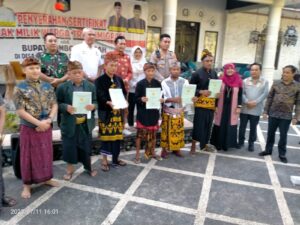 Warga Transmigrasi Lokal Di Lombok Tengah Terima Sertifikat Tanah