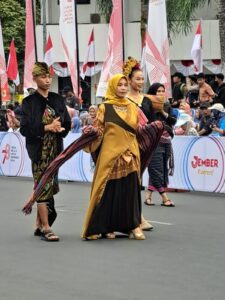 Kontingen Lombok Tengah Hipnotis Penonton Festival Jember Carnaval