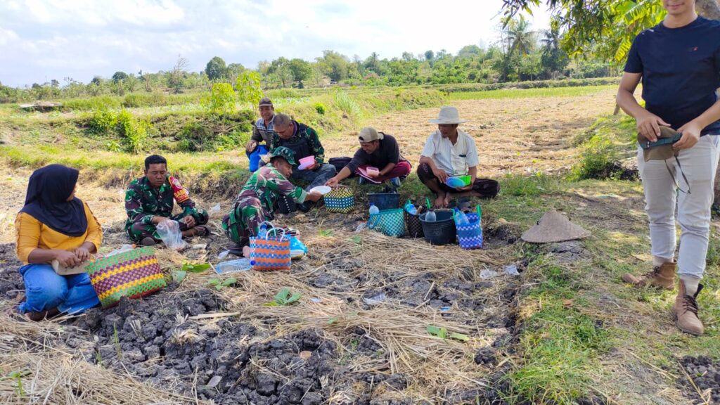 TNI dan Masyarakat Makan Bersama di Lokasi TMMD