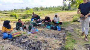 TNI dan Masyarakat Makan Bersama di Lokasi TMMD