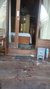 Ditinggal Pacarnya, Bule Britania Raya Rusak Bungalow Milik Warga