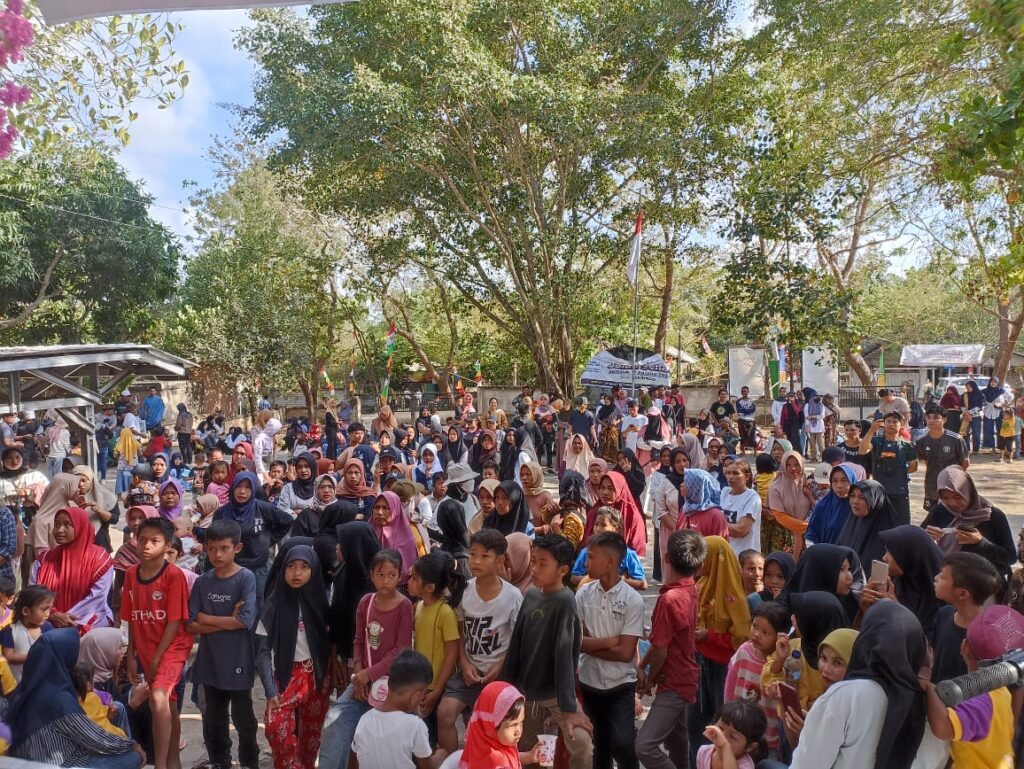 Semarak Hut RI ke-78, Askrindo Gelar Jalan Sehat di Desa Mertak