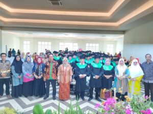 Pertama di NTB, Bupati Wisuda Mahasiswa Mahasiswi Sekolah Lansia Anggrek Desa Nyerot