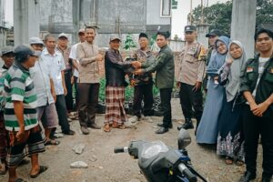 Sukseskan Program Ketahanan Pangan, Karang Taruna dan Pemdes Pengenjek Bagikan Ribuan Bibit Cabe