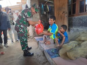 Masyarakat Kampung Nelayan Desa Selong Belanak Terima 100 Paket Sembako