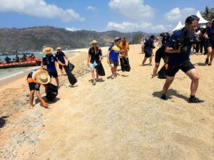 Riders MotoGP Gelar Aksi Bersih Pantai dan Tanam Terumbu Karang di Pantai Kuta Lombok