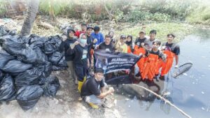 Bank NTB Syariah Gandeng Musuh Bebenes Bersih-bersih Sampah