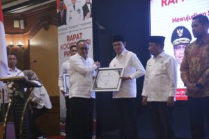 Lombok Tengah Terima Anugerah Kabupaten Progresif dalam Diseminasi Informasi