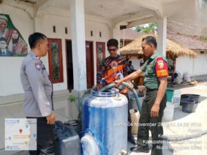 TNI-Polri dan BPBD Salurkan Air Bersih Di Kecamatan Jonggat