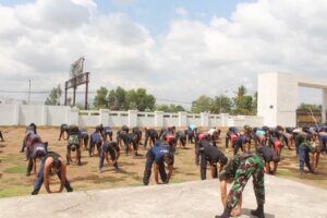 Dandim Loteng Berikan Pelatihan Pengaman Pemilu Kepada Ratusan Linmas