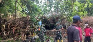 Cegah Banjir, TNI AD dan Masyarakat Bersihkan Aliran Sungai