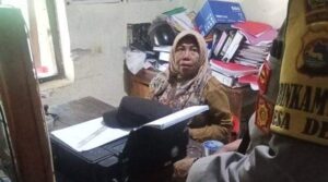 Kepsek di Bima Dipolisikan Usai Lempar Guru dengan Kursi, Keluarga Korban Segel Sekolah