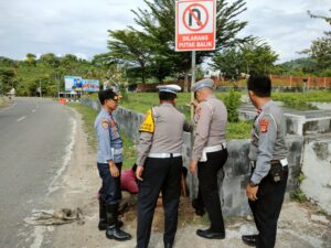 Rawan Kecelakaan, Satlantas Polres Bima & Dishub Pasang Rambu Larangan Putar Balik di Patung Kuda Panda