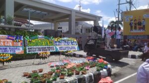 Buntut Dugaan Tidak Netral, Kantor OJK NTB Dilempar Sampah
