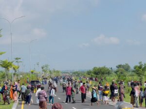 Polisi Pukul Mundur Warga Desa Ketare Yang Akan Serang Warga Desa Segala Anyar