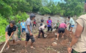 Jembatan Hanyut, Bhabinkamtibmas Polsek Tambora Gotong Royong  Bersama Warga Buatkan Jalan Alternatif