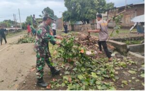 Kompak, TNI-POLRI Bersihkan Sisa Banjir di Jalanan Labuhan Kananga Tambora